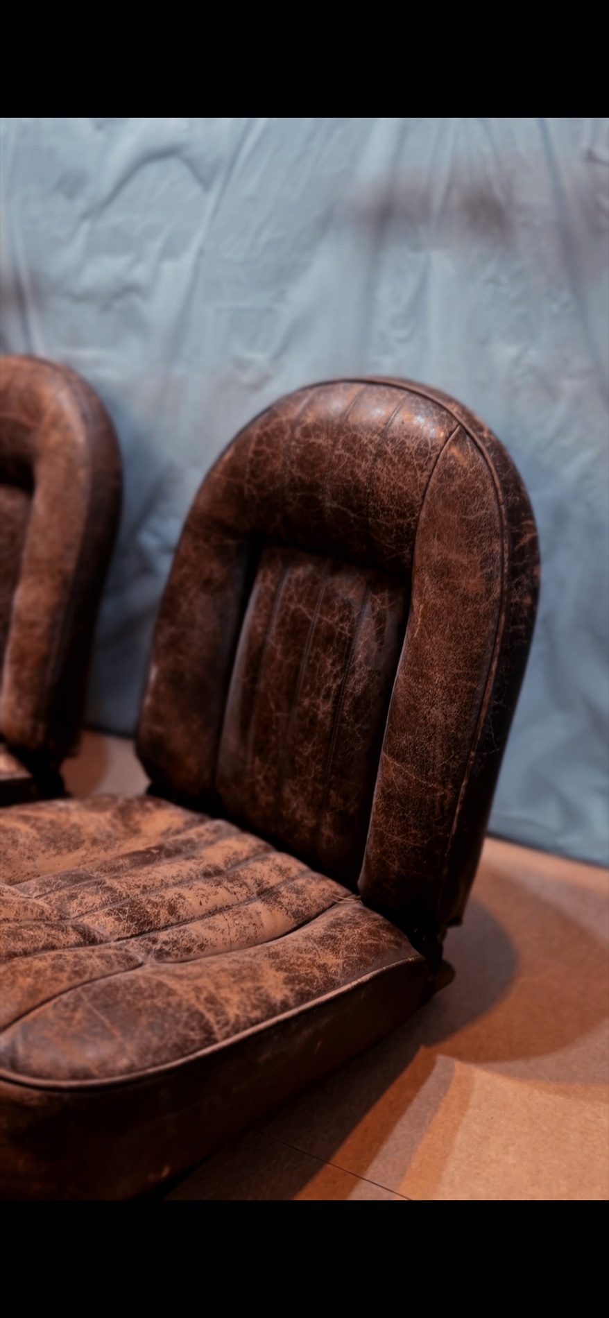 Asiento antiguo de cuero antes de restaurar