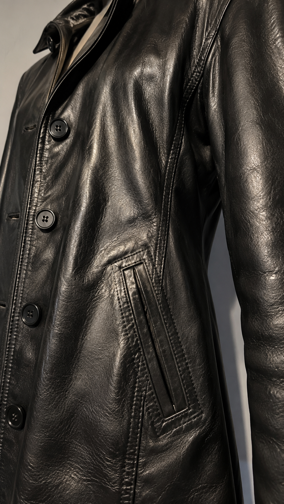 Detalle del bolsillo y la textura de la campera negra
