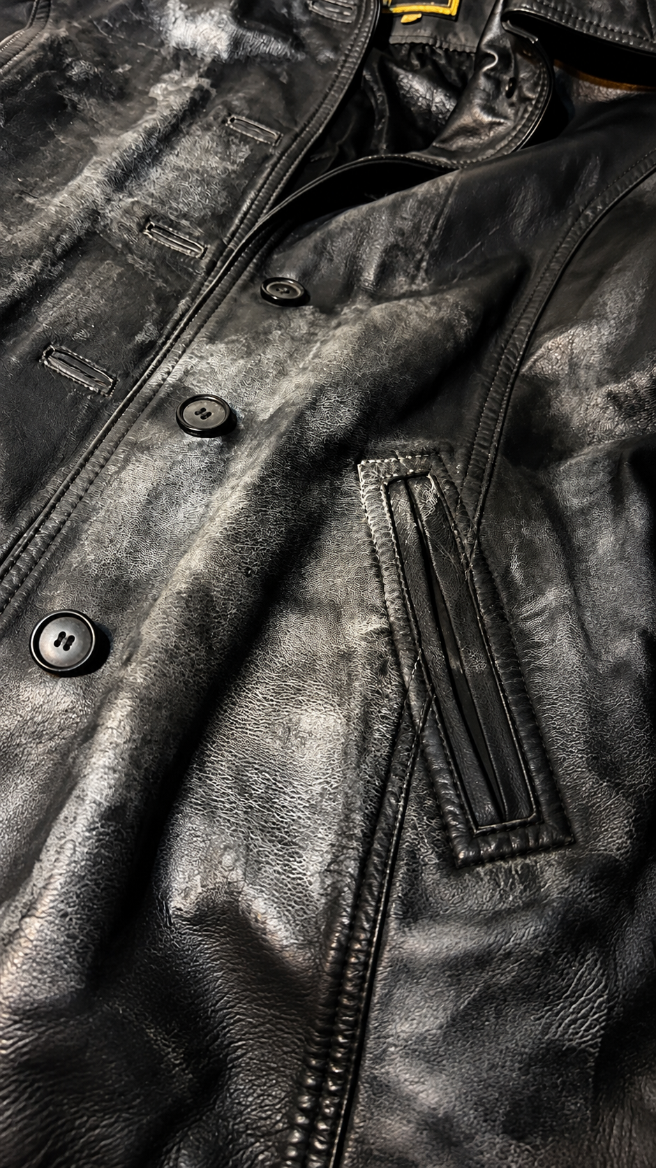 Detalle frontal de la campera negra