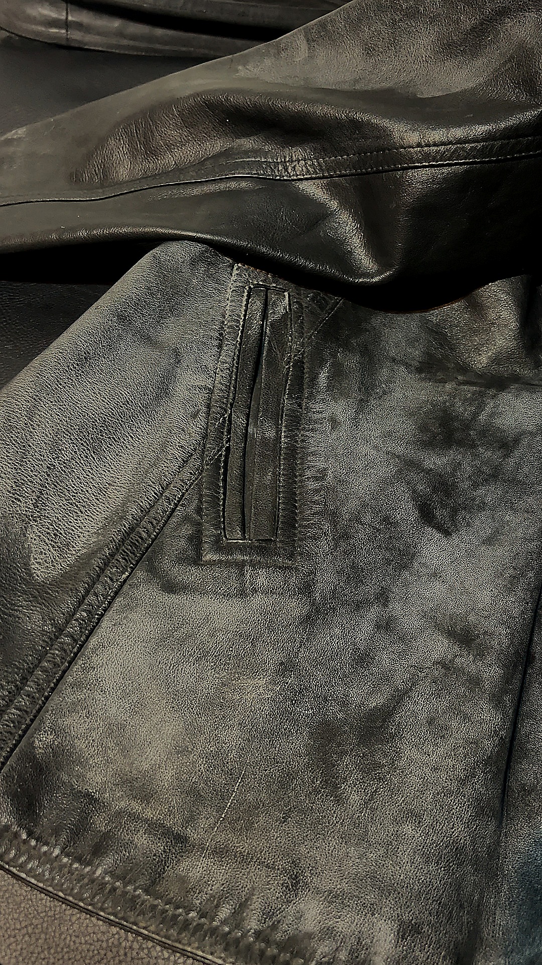 Detalle del bolsillo y la textura de la campera clásica de cuero negro