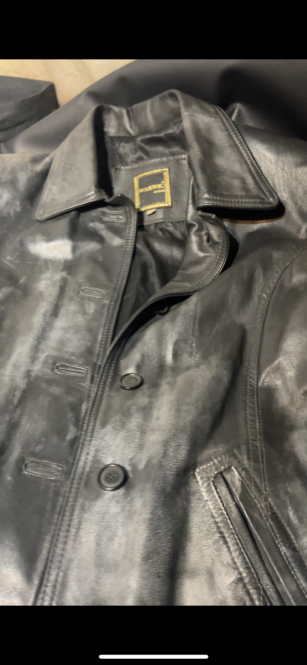 Detalle de la etiqueta y el frente de la campera, fotografía original de pantalla