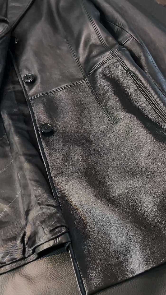 Campera negra con el cuero restaurado