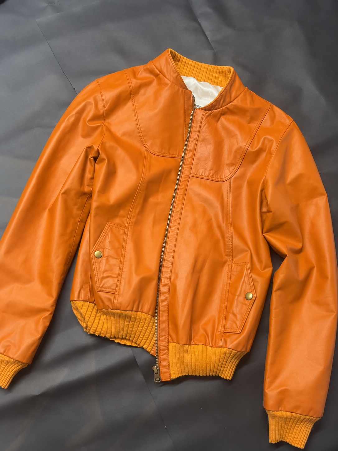 Campera de cuero naranja restaurada