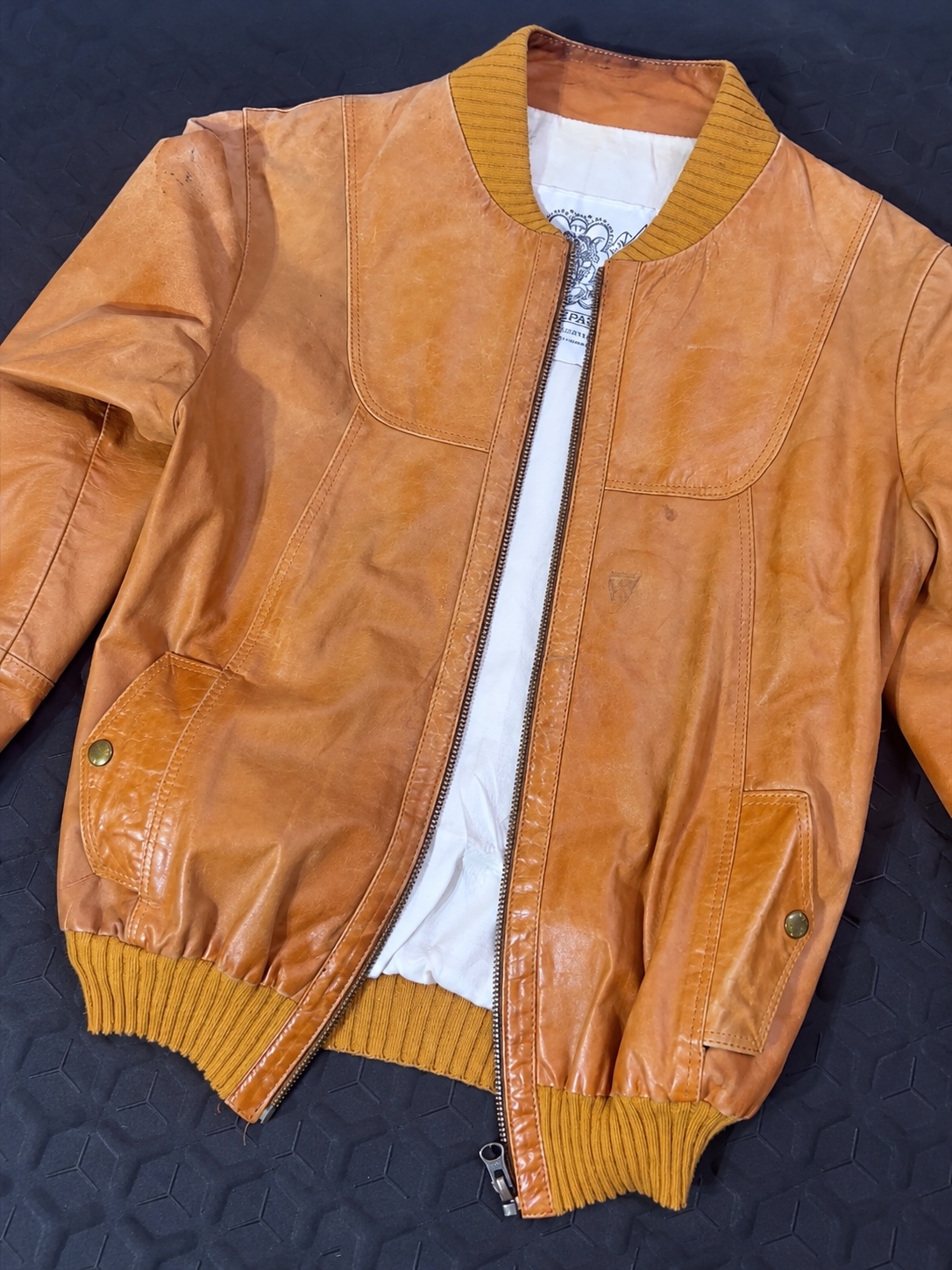 Campera de cuero naranja antes de restaurar