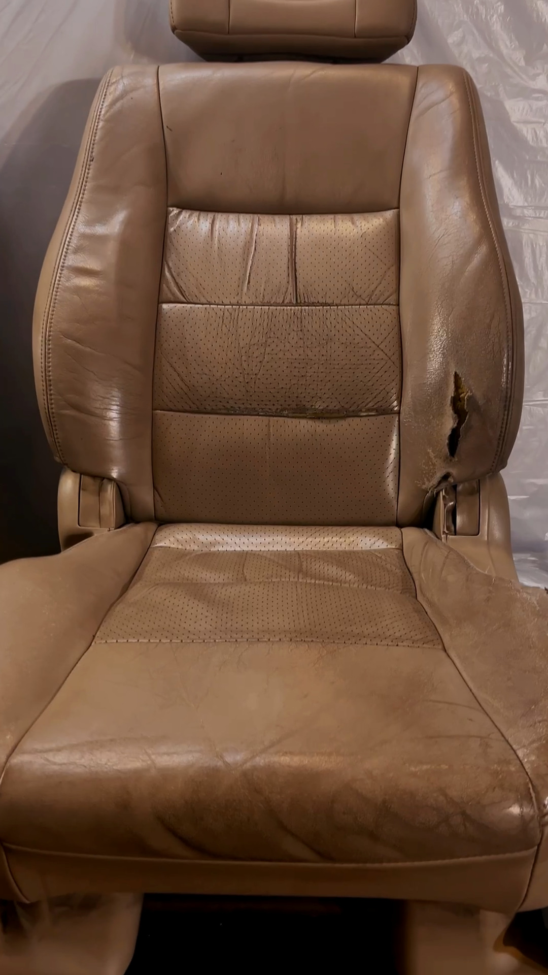 Asiento de cuero beige antes de restaurar, vista general