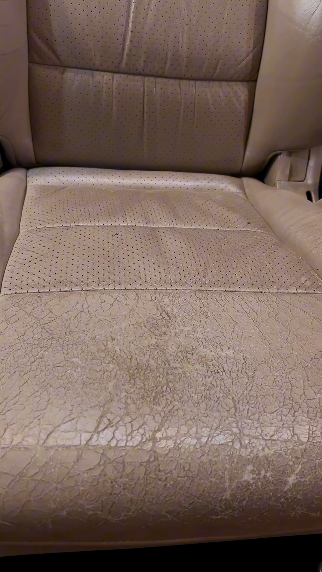 Detalle del cuero deteriorado del asiento