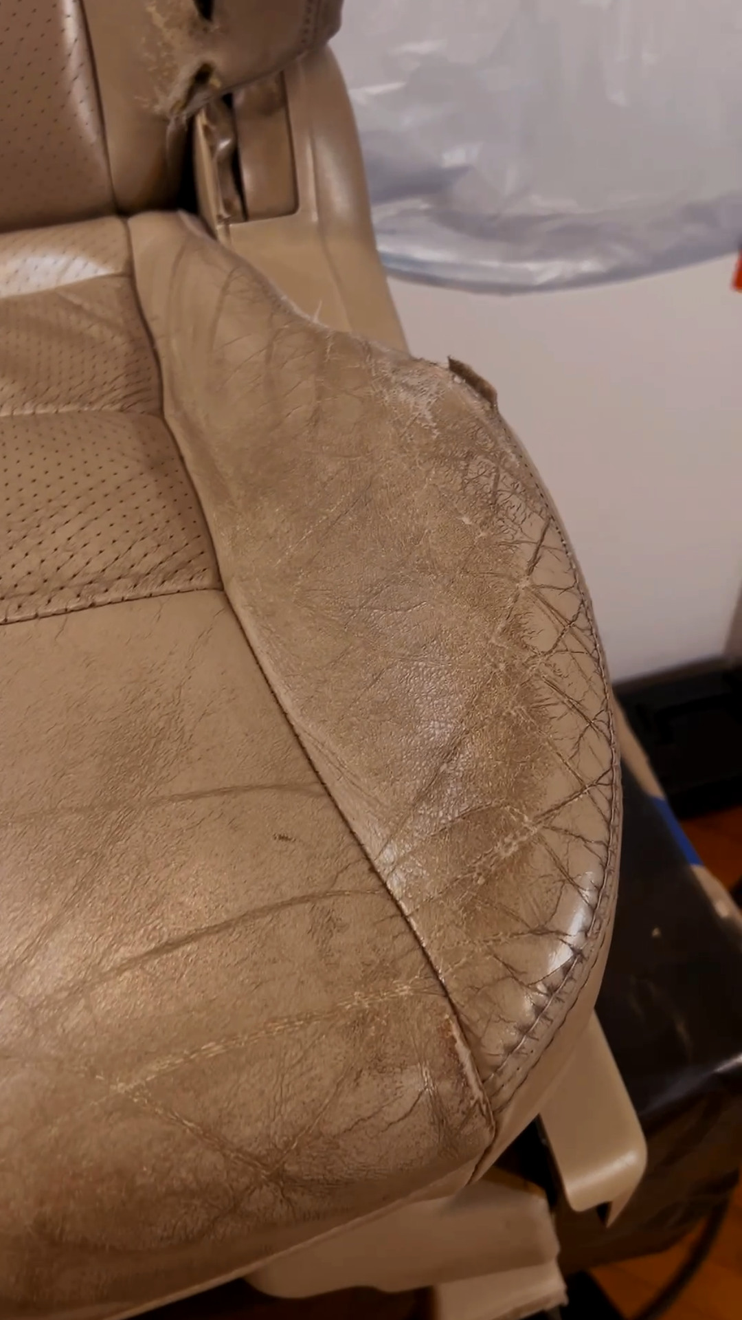 Detalle del lateral deteriorado del asiento de cuero
