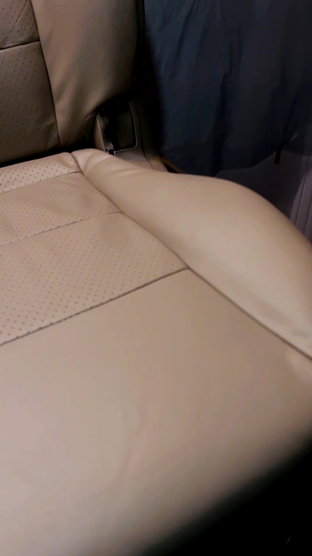 Detalle del lateral restaurado del asiento de cuero