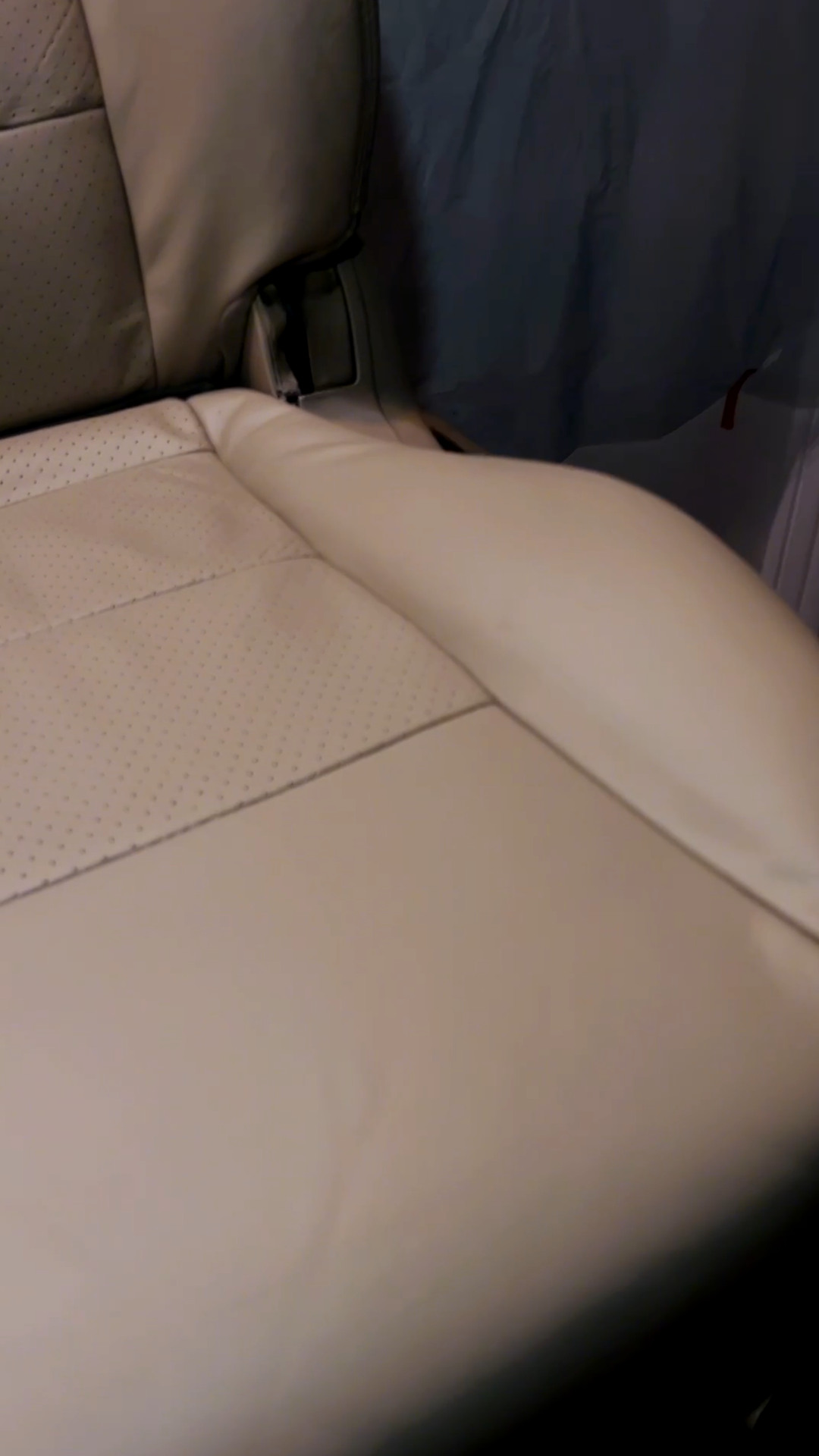 Detalle del lateral restaurado del asiento de cuero