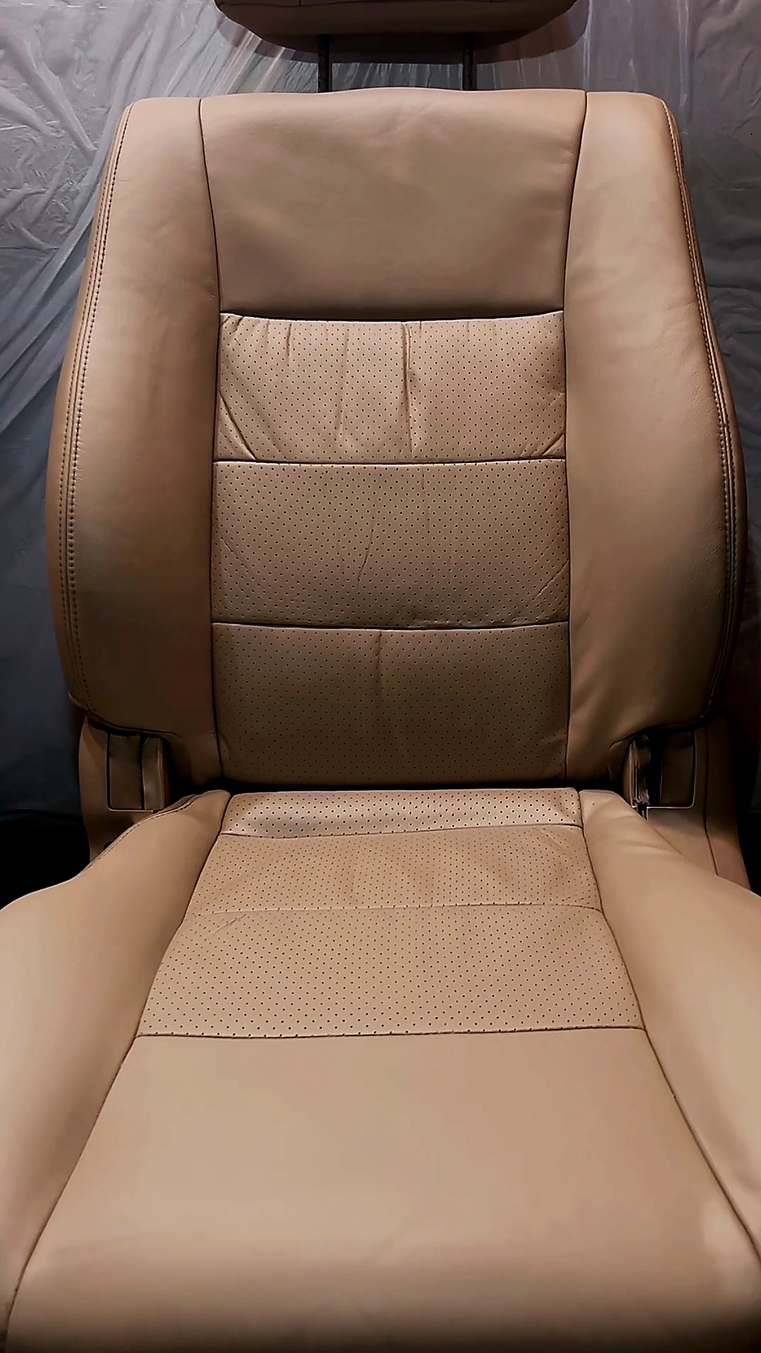 Asiento de cuero beige restaurado, vista frontal