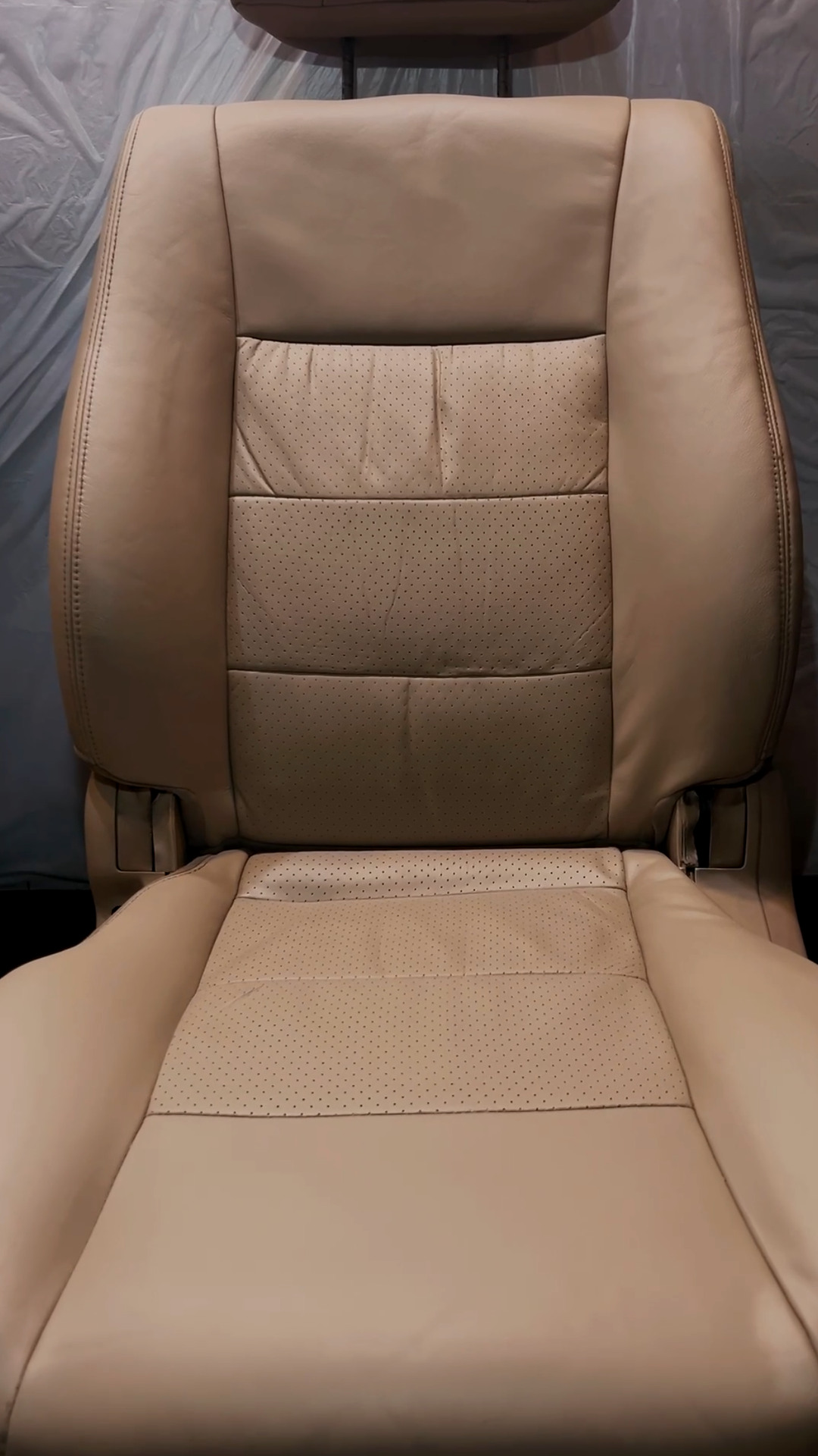 Asiento de cuero beige restaurado, vista frontal
