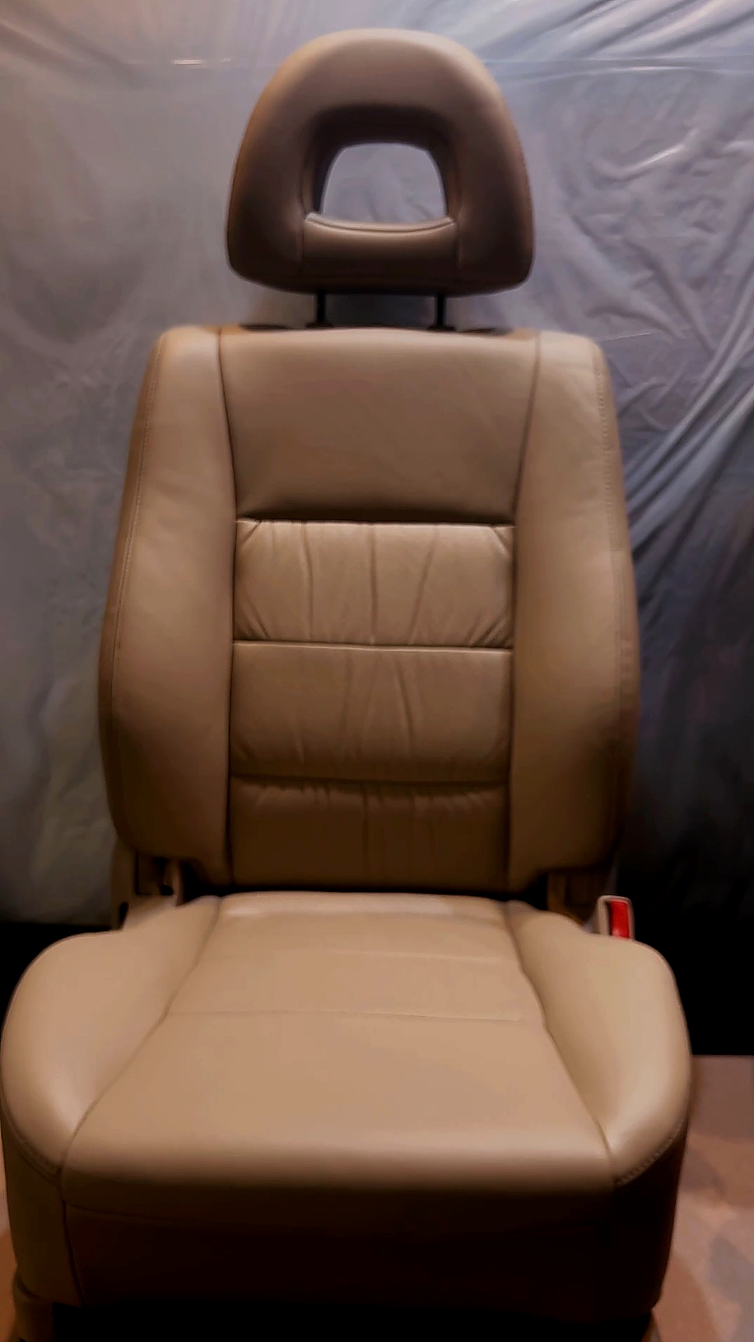 Asiento beige de cuero restaurado