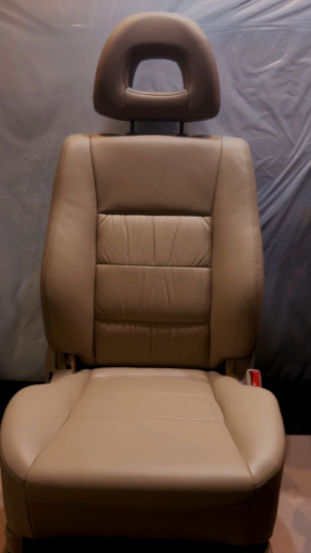 Asiento de cuero beige restaurado, vista completa