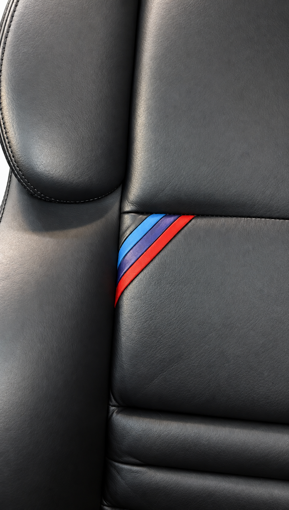 Detalle de costuras y franjas de color en asiento negro