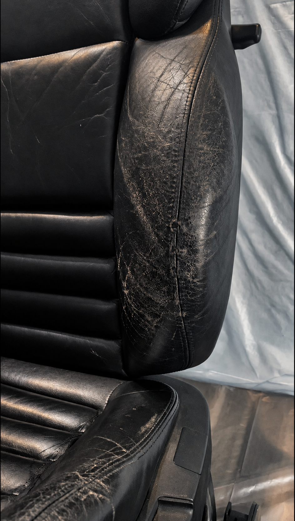 Lateral de asiento negro antes de restaurar