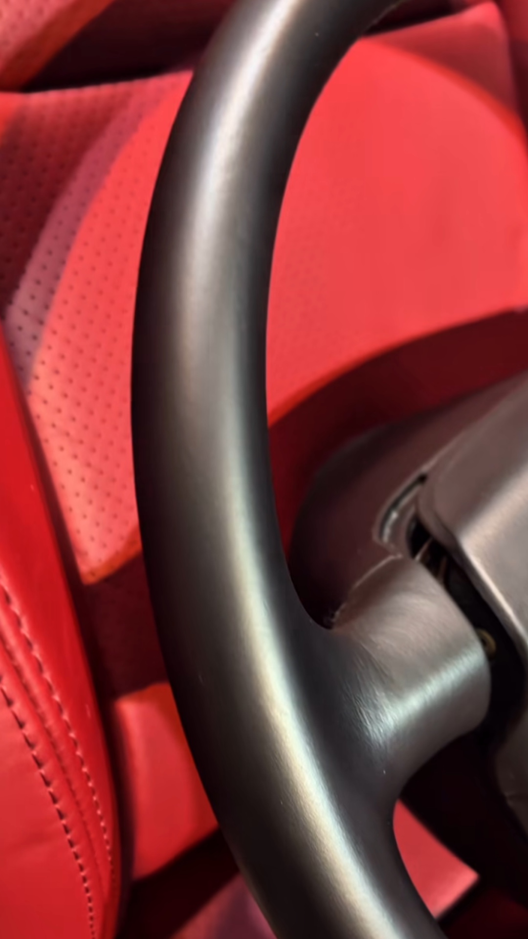 Textura y brillo del aro del volante restaurado